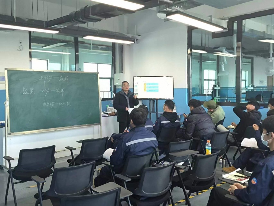 4、給培訓班學員授課.jpg