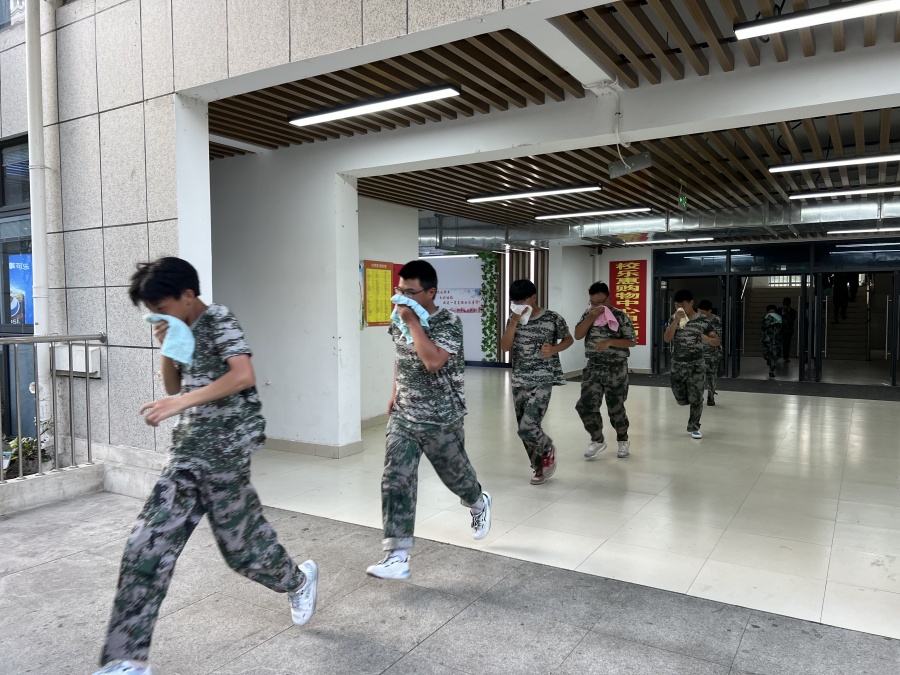 消防演練，學生從宿舍撤離.jpg